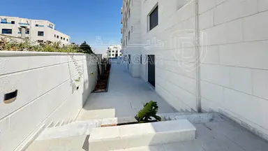 شقة في  قرب جامعة البتراء- طريق المطار (طريق&nbsp;الخدمات) - 110,000 دأ - صورة NaN